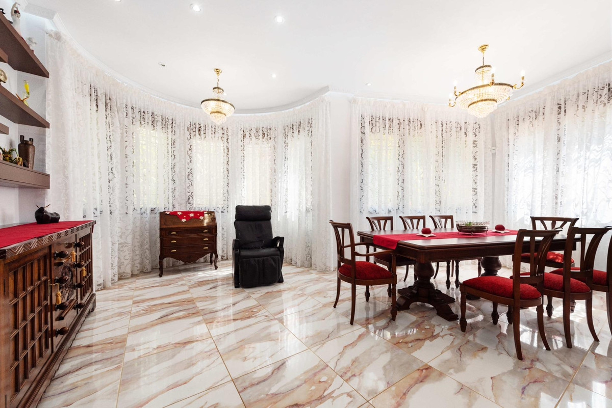 For sale - 4 Bedroom 3 Bathroom House - Detached Villa in Orihuela - Campoamor  - Alicante