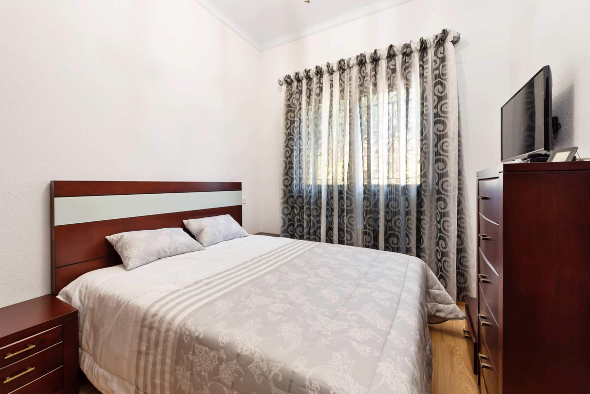 For sale - 4 Bedroom 3 Bathroom House - Detached Villa in Orihuela - Campoamor  - Alicante