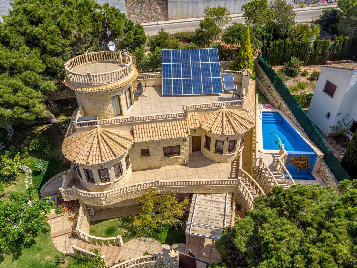 For sale - 4 Bedroom 3 Bathroom House - Detached Villa in Orihuela - Campoamor  - Alicante