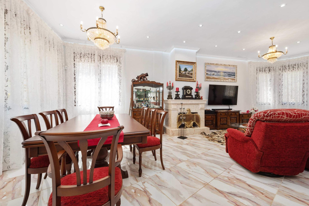 For sale - 4 Bedroom 3 Bathroom House - Detached Villa in Orihuela - Campoamor  - Alicante