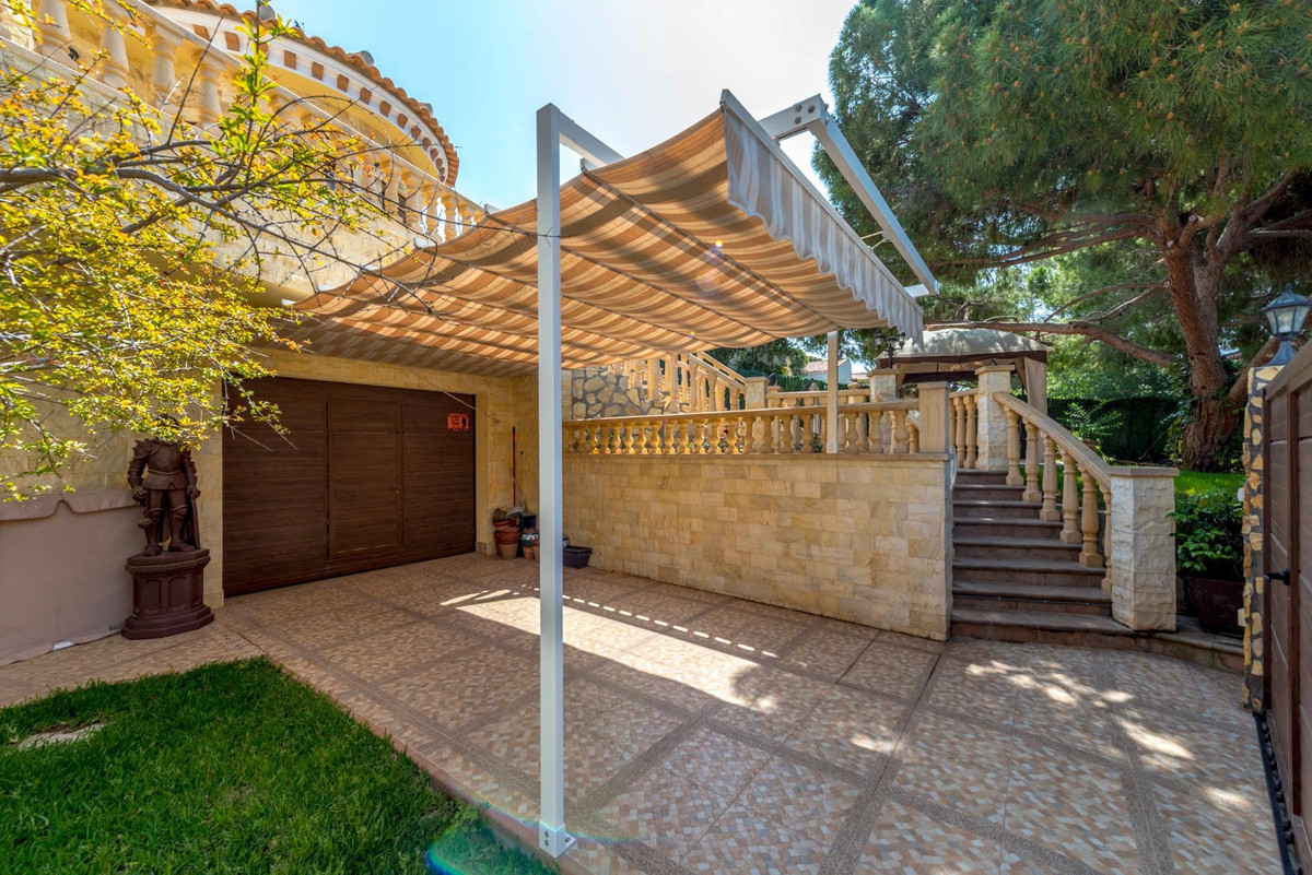 For sale - 4 Bedroom 3 Bathroom House - Detached Villa in Orihuela - Campoamor  - Alicante