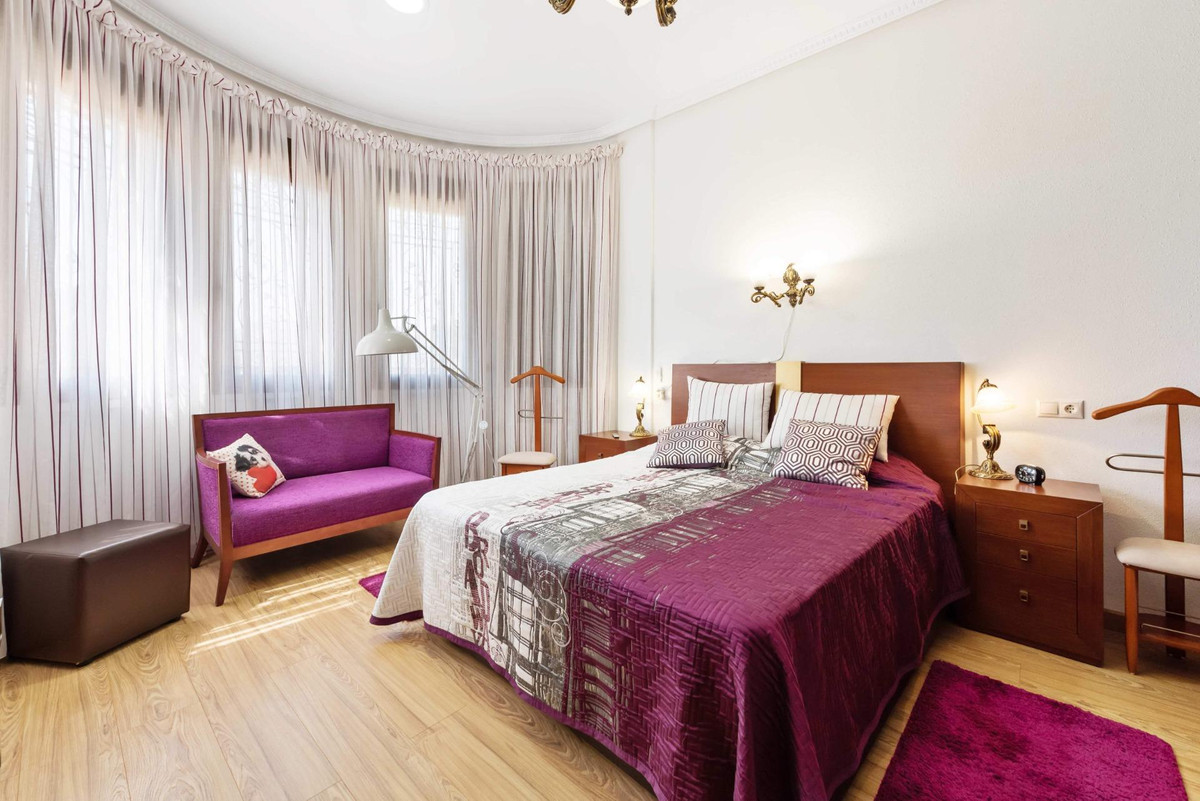 For sale - 4 Bedroom 3 Bathroom House - Detached Villa in Orihuela - Campoamor  - Alicante