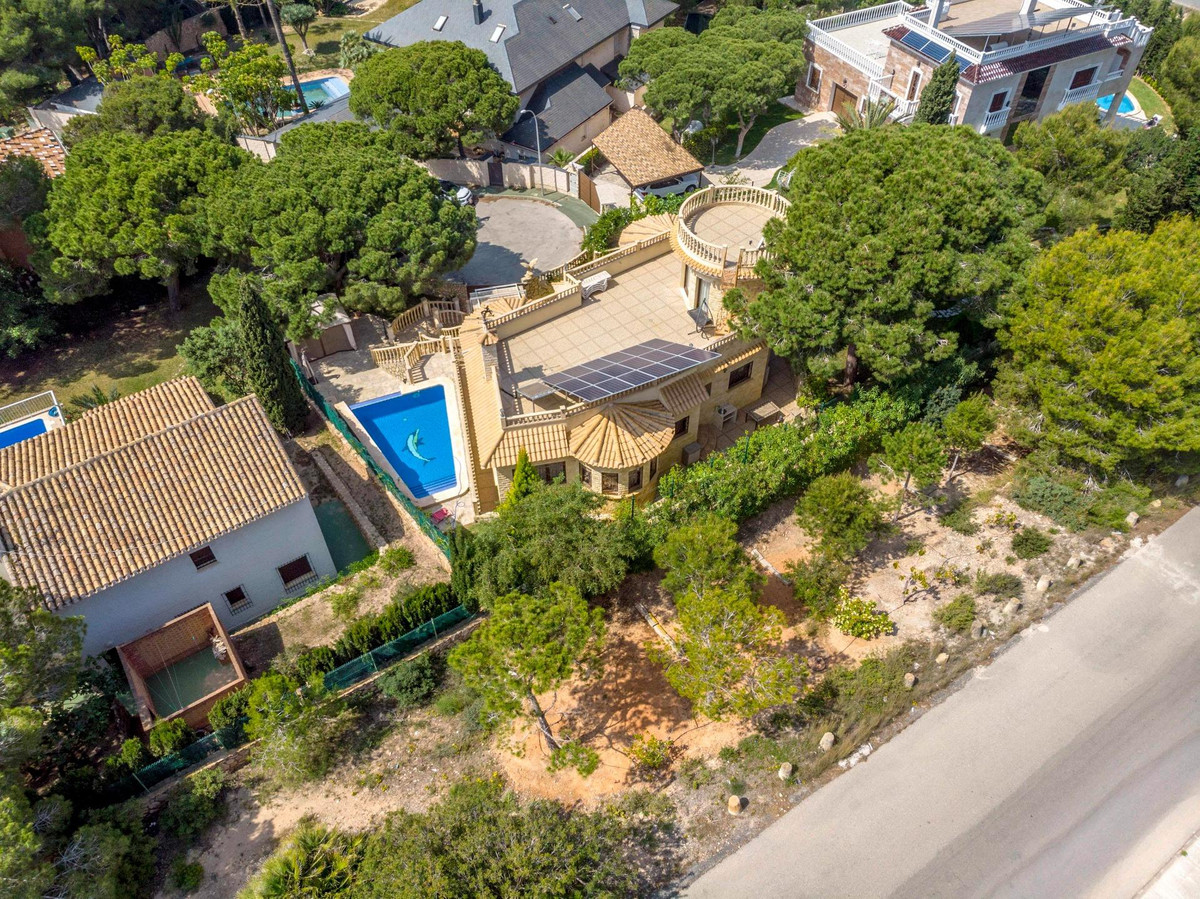 For sale - 4 Bedroom 3 Bathroom House - Detached Villa in Orihuela - Campoamor  - Alicante