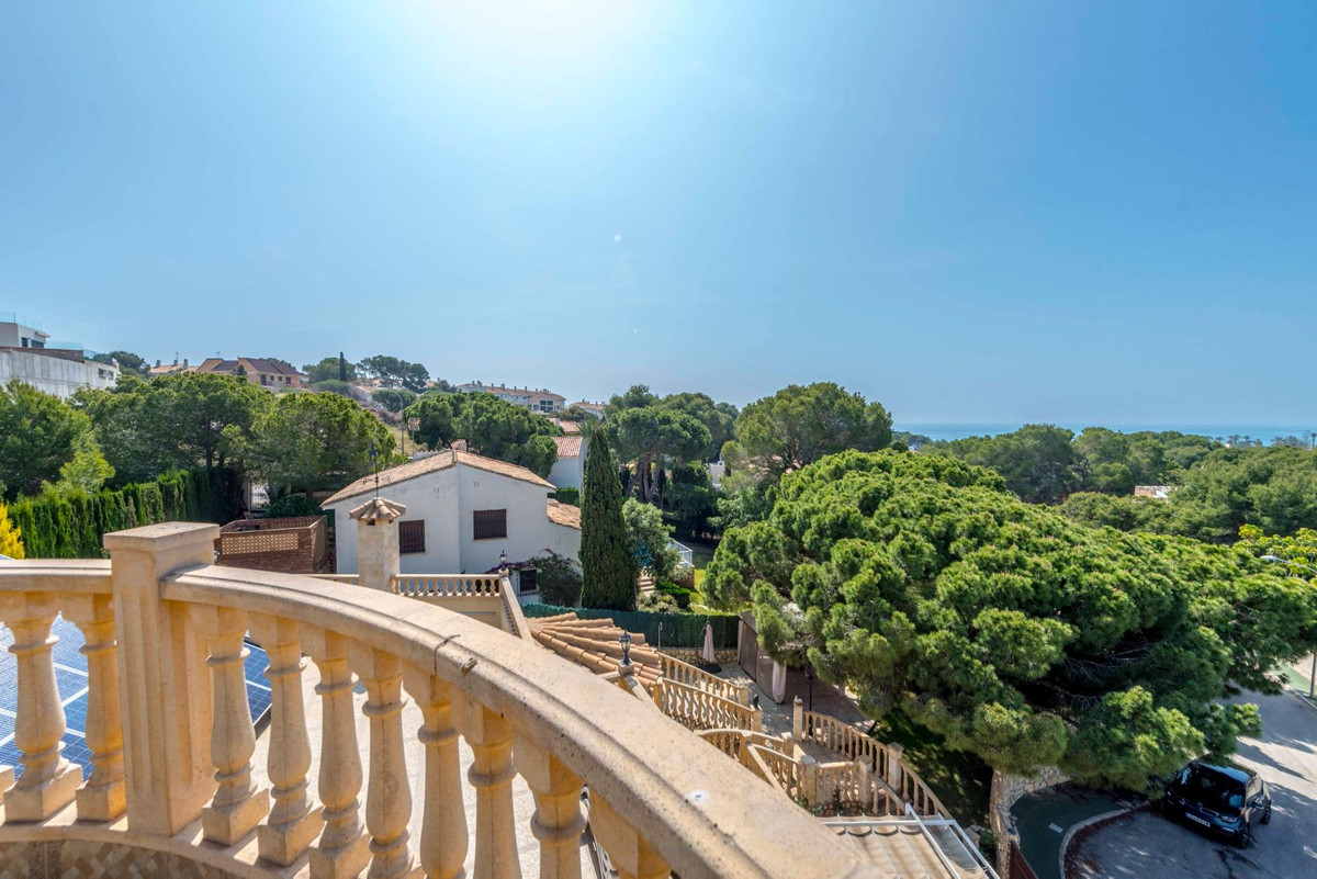 For sale - 4 Bedroom 3 Bathroom House - Detached Villa in Orihuela - Campoamor  - Alicante