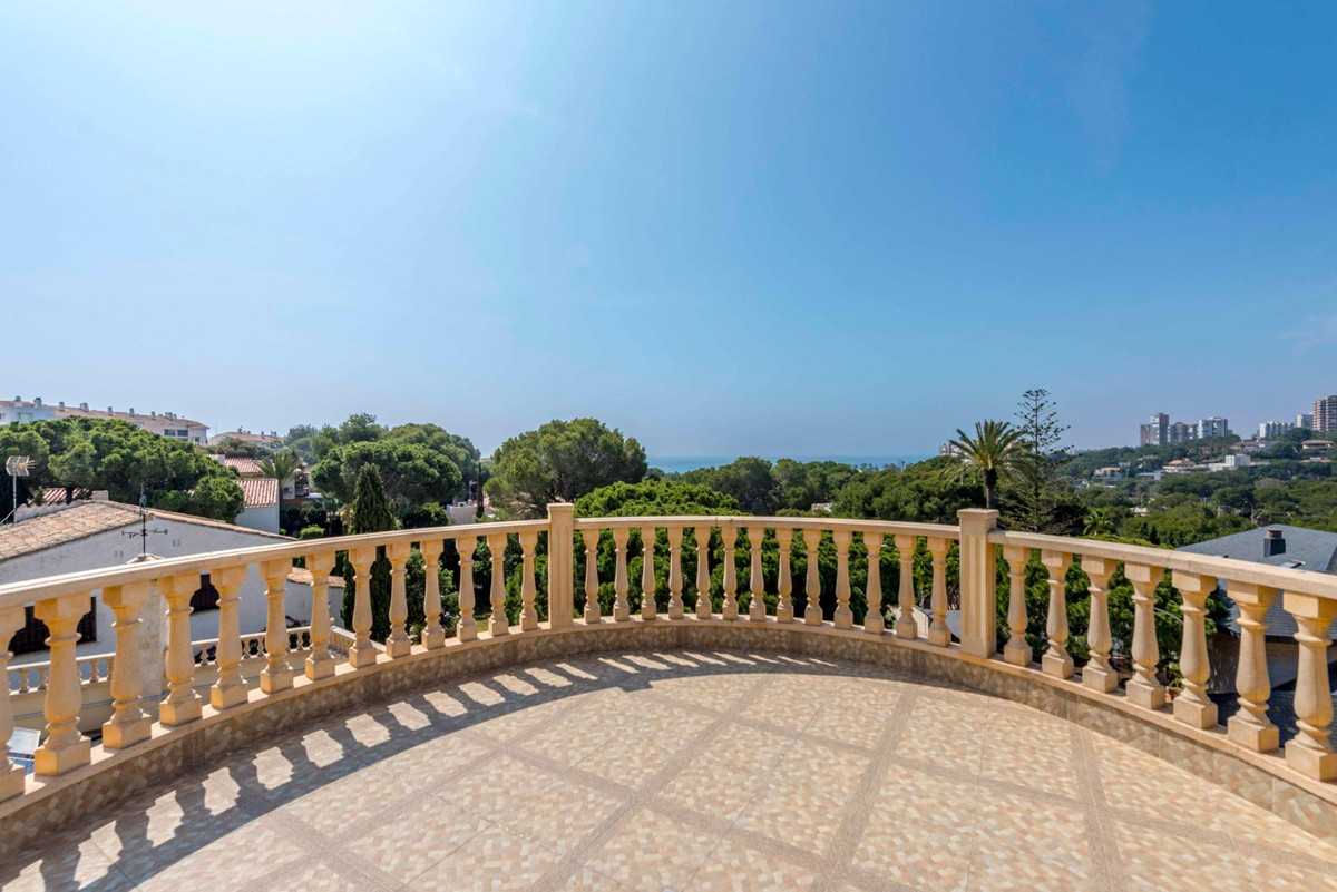 For sale - 4 Bedroom 3 Bathroom House - Detached Villa in Orihuela - Campoamor  - Alicante
