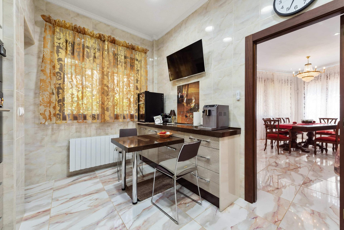 For sale - 4 Bedroom 3 Bathroom House - Detached Villa in Orihuela - Campoamor  - Alicante