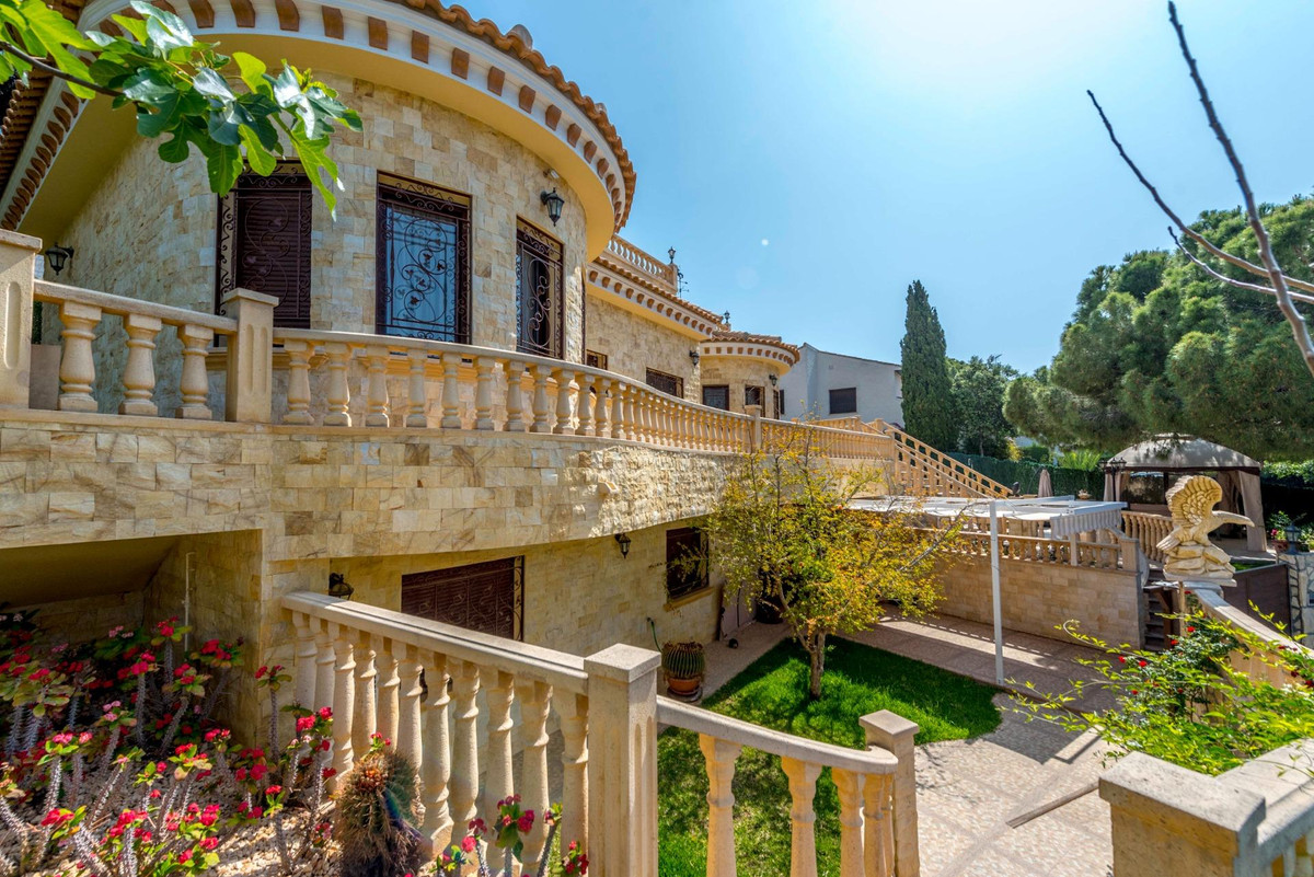 For sale - 4 Bedroom 3 Bathroom House - Detached Villa in Orihuela - Campoamor  - Alicante