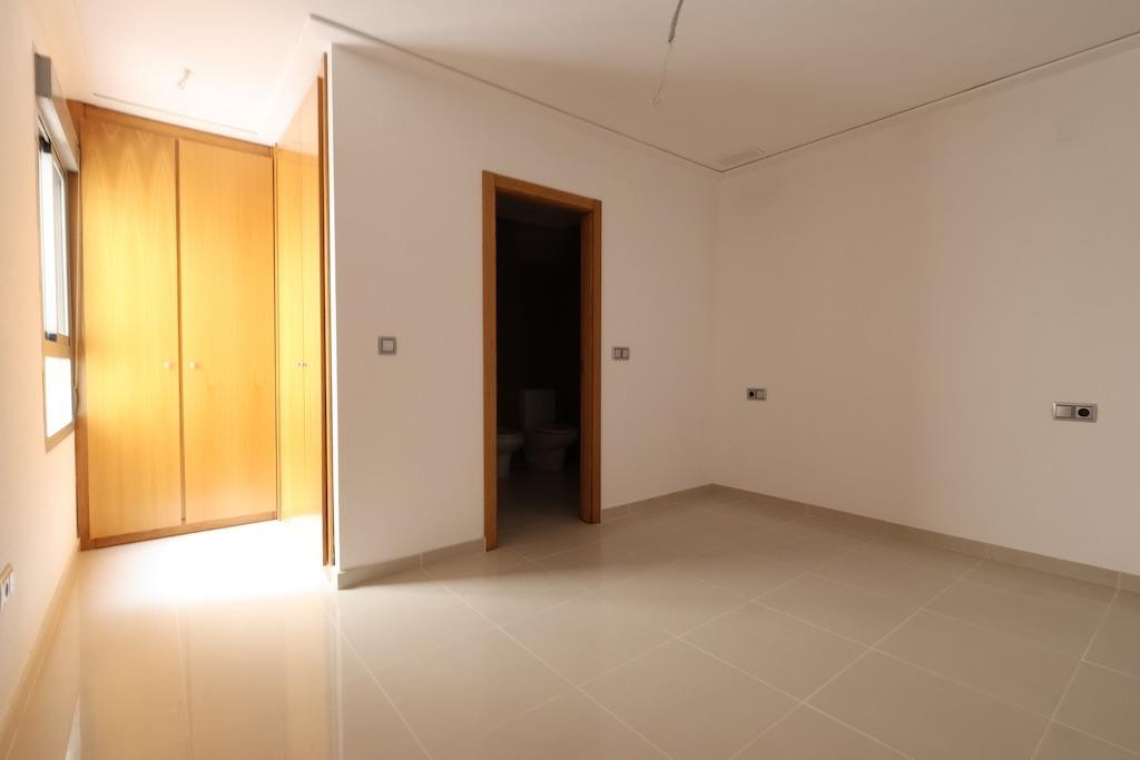 For sale - 3 Bedroom 2 Bathroom Apartment - Middle Floor Apartment in Torrevieja - Torrevieja Centro  - Alicante