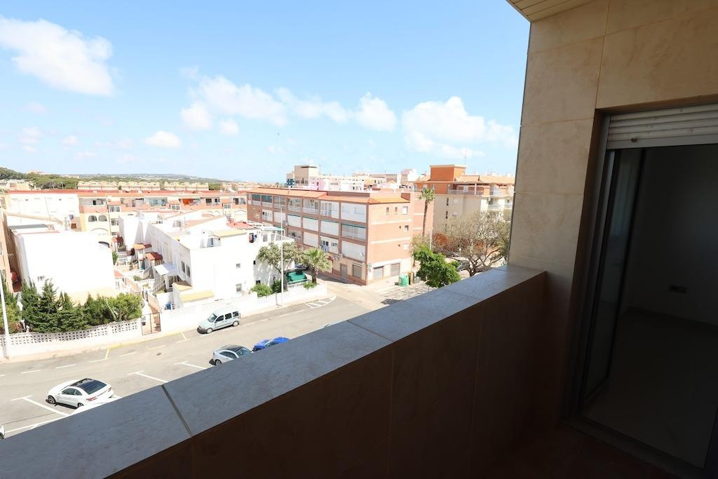 For sale - 3 Bedroom 2 Bathroom Apartment - Middle Floor Apartment in Torrevieja - Torrevieja Centro  - Alicante