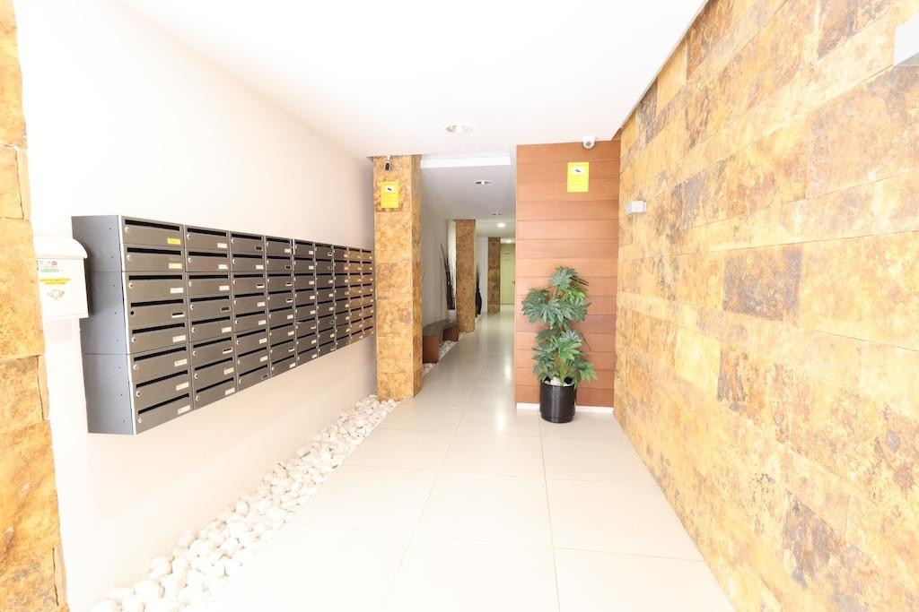 For sale - 3 Bedroom 2 Bathroom Apartment - Middle Floor Apartment in Torrevieja - Torrevieja Centro  - Alicante