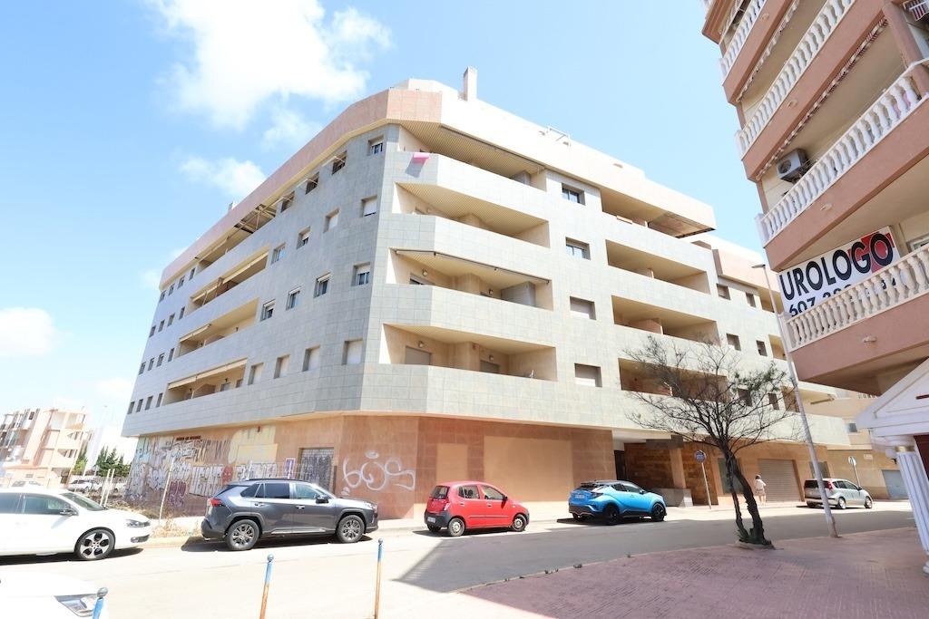 3 Bedroom 2 Bathroom Apartment - Middle Floor Apartment in Torrevieja