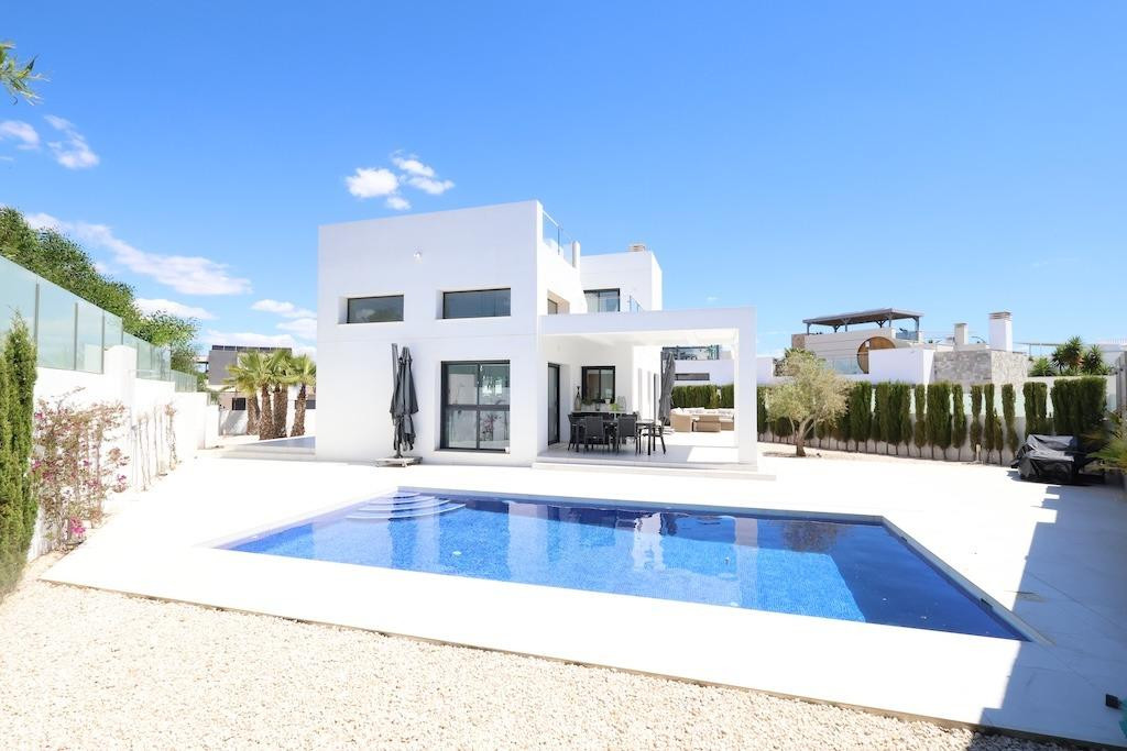 For sale - 3 Bedroom 3 Bathroom House - Detached Villa in Los Montesinos - La Marquesa  - Alicante