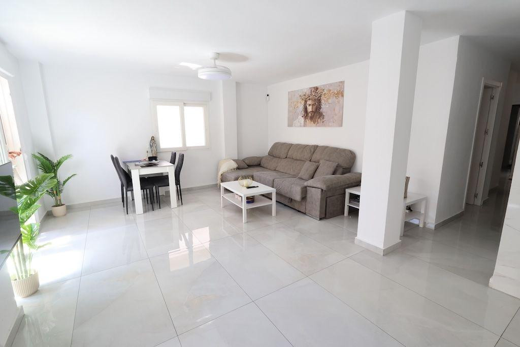 For sale - 3 Bedroom 2 Bathroom Apartment - Middle Floor Apartment in Torrevieja - Torrevieja Centro  - Alicante