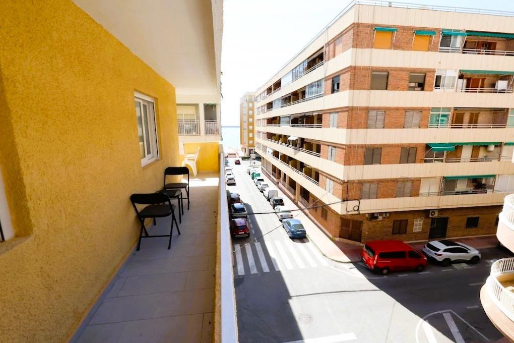 For sale - 3 Bedroom 2 Bathroom Apartment - Middle Floor Apartment in Torrevieja - Torrevieja Centro  - Alicante