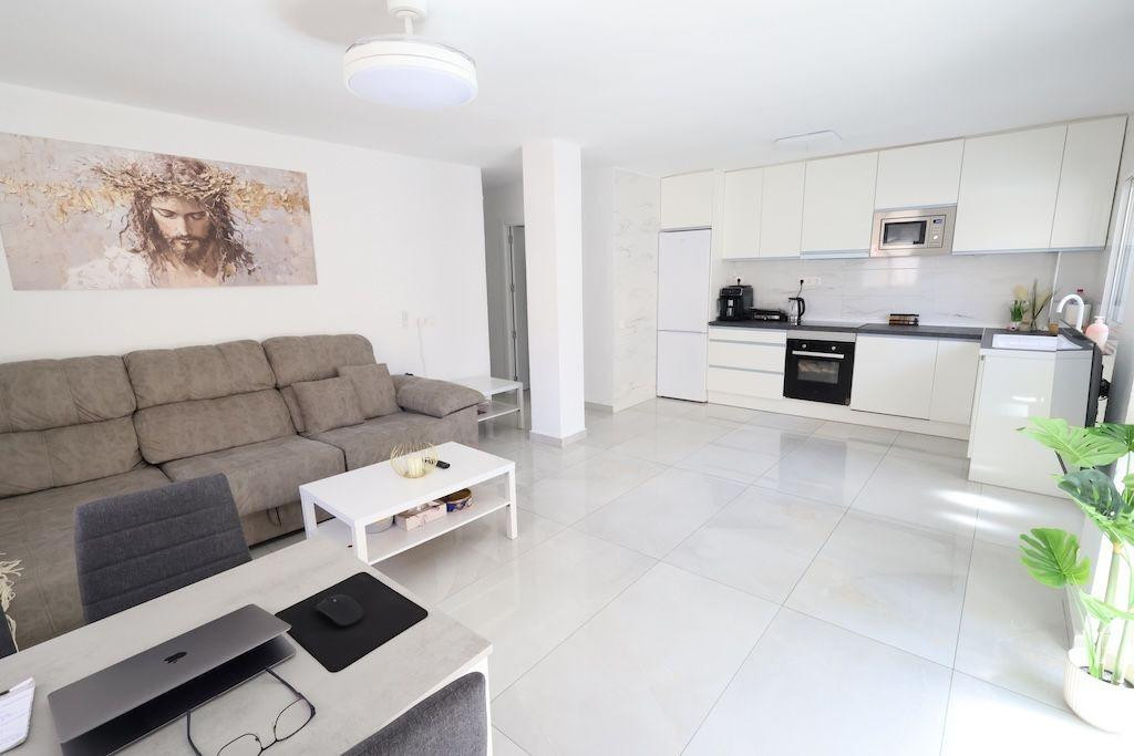 For sale - 3 Bedroom 2 Bathroom Apartment - Middle Floor Apartment in Torrevieja - Torrevieja Centro  - Alicante