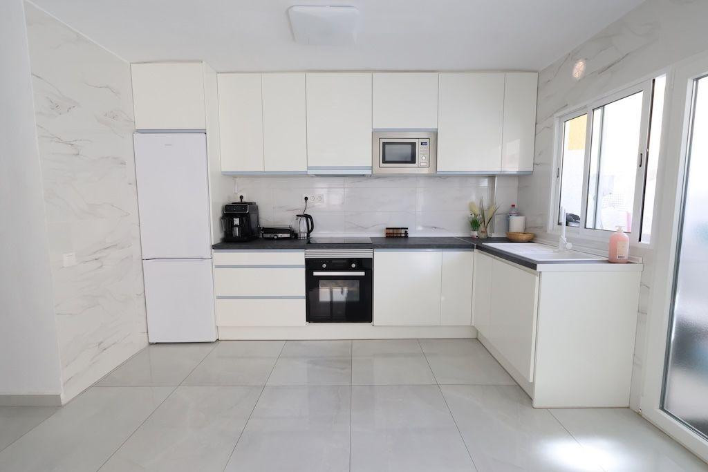 For sale - 3 Bedroom 2 Bathroom Apartment - Middle Floor Apartment in Torrevieja - Torrevieja Centro  - Alicante