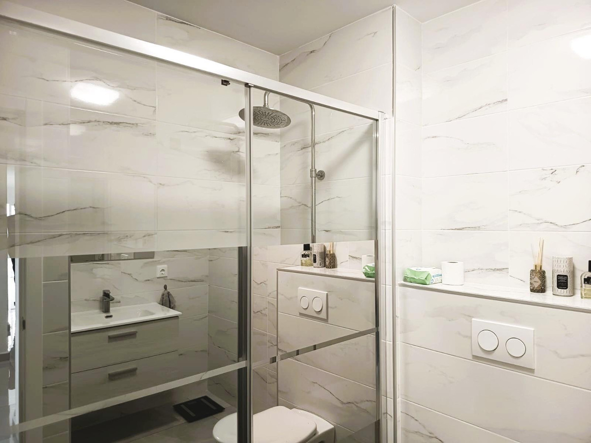 For sale - 3 Bedroom 2 Bathroom Apartment - Middle Floor Apartment in Torrevieja - Torrevieja Centro  - Alicante
