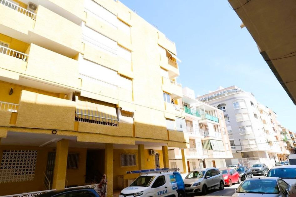 For sale - 3 Bedroom 2 Bathroom Apartment - Middle Floor Apartment in Torrevieja - Torrevieja Centro  - Alicante