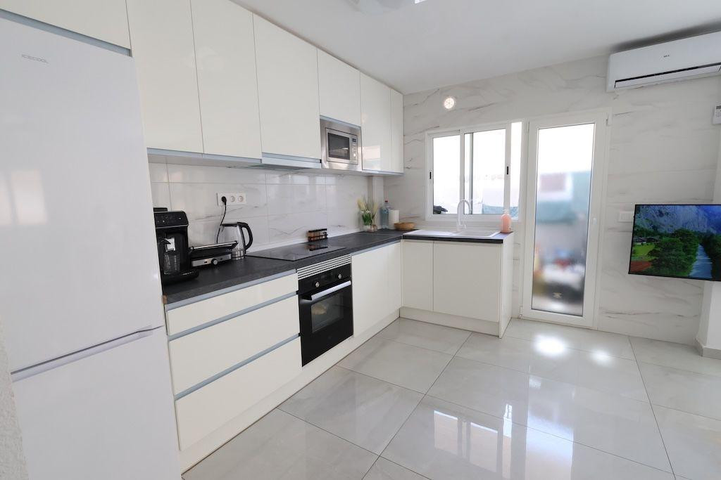 For sale - 3 Bedroom 2 Bathroom Apartment - Middle Floor Apartment in Torrevieja - Torrevieja Centro  - Alicante