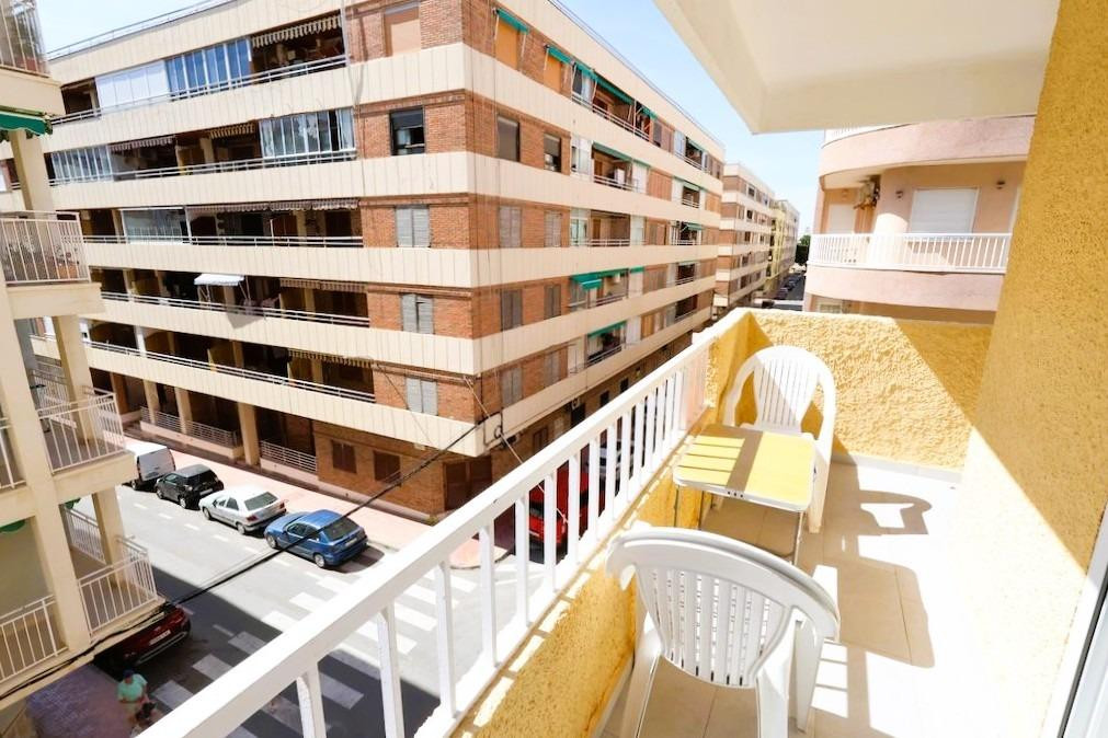 For sale - 3 Bedroom 2 Bathroom Apartment - Middle Floor Apartment in Torrevieja - Torrevieja Centro  - Alicante