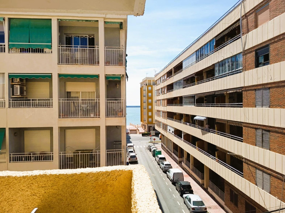 For sale - 3 Bedroom 2 Bathroom Apartment - Middle Floor Apartment in Torrevieja - Torrevieja Centro  - Alicante