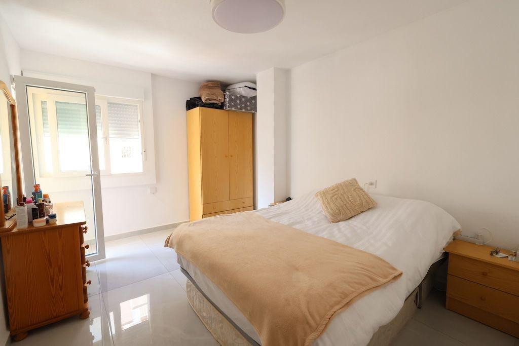 For sale - 3 Bedroom 2 Bathroom Apartment - Middle Floor Apartment in Torrevieja - Torrevieja Centro  - Alicante