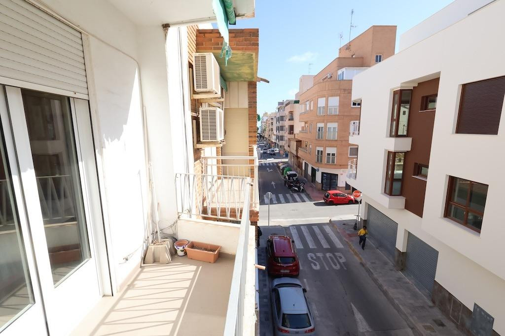 For sale - 3 Bedroom 1 Bathroom Apartment - Middle Floor Apartment in Torrevieja - Torrevieja Centro  - Alicante