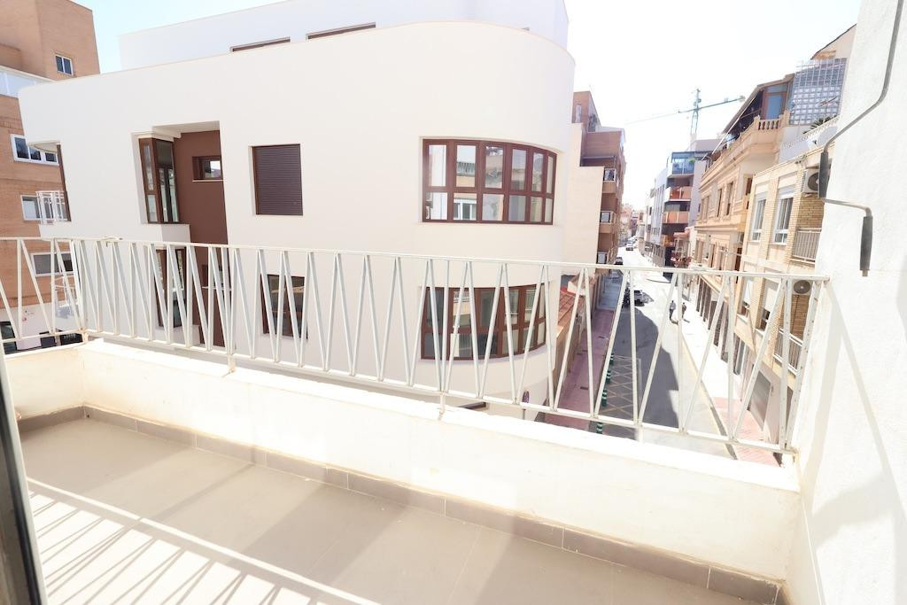 For sale - 3 Bedroom 1 Bathroom Apartment - Middle Floor Apartment in Torrevieja - Torrevieja Centro  - Alicante