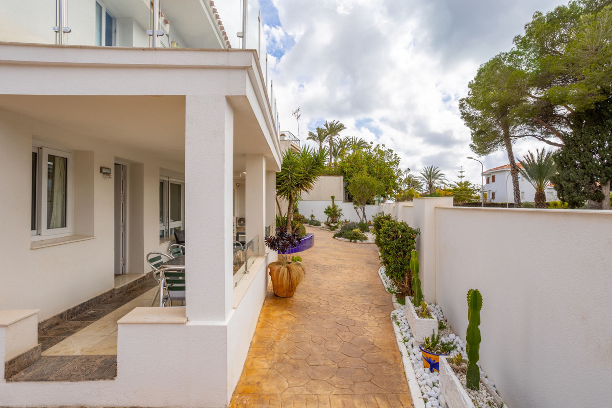 For sale - 8 Bedroom 5 Bathroom House - Detached Villa in Orihuela - Campoamor  - Alicante