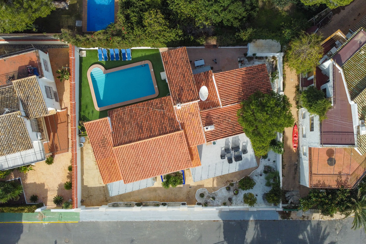 For sale - 8 Bedroom 5 Bathroom House - Detached Villa in Orihuela - Campoamor  - Alicante