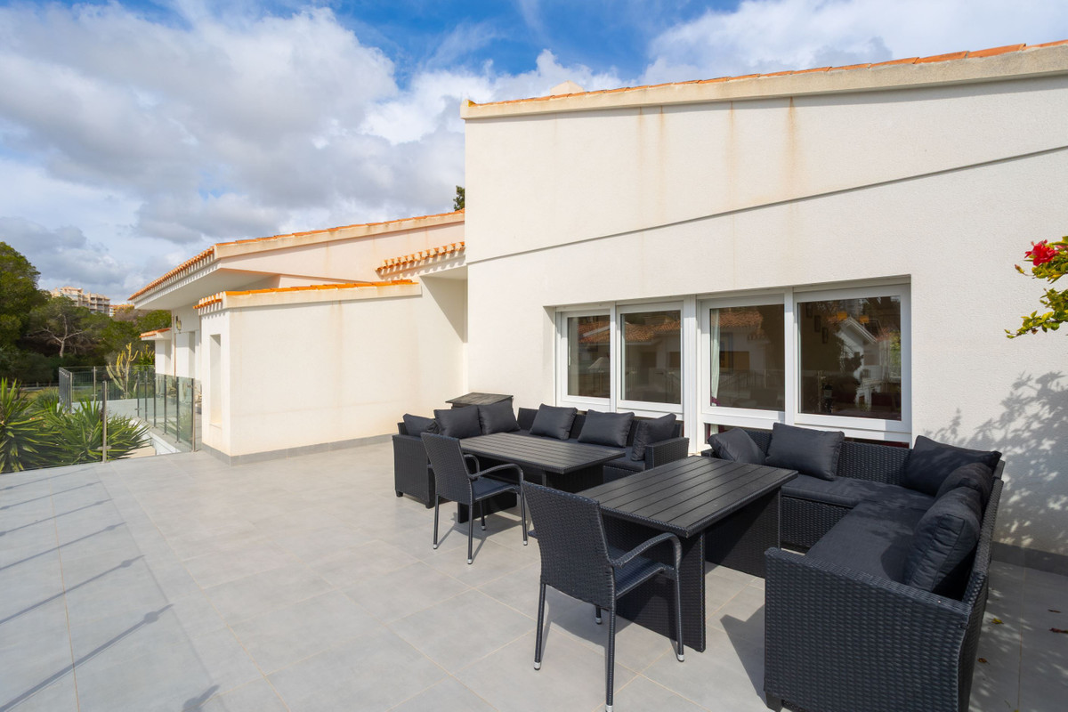 For sale - 8 Bedroom 5 Bathroom House - Detached Villa in Orihuela - Campoamor  - Alicante