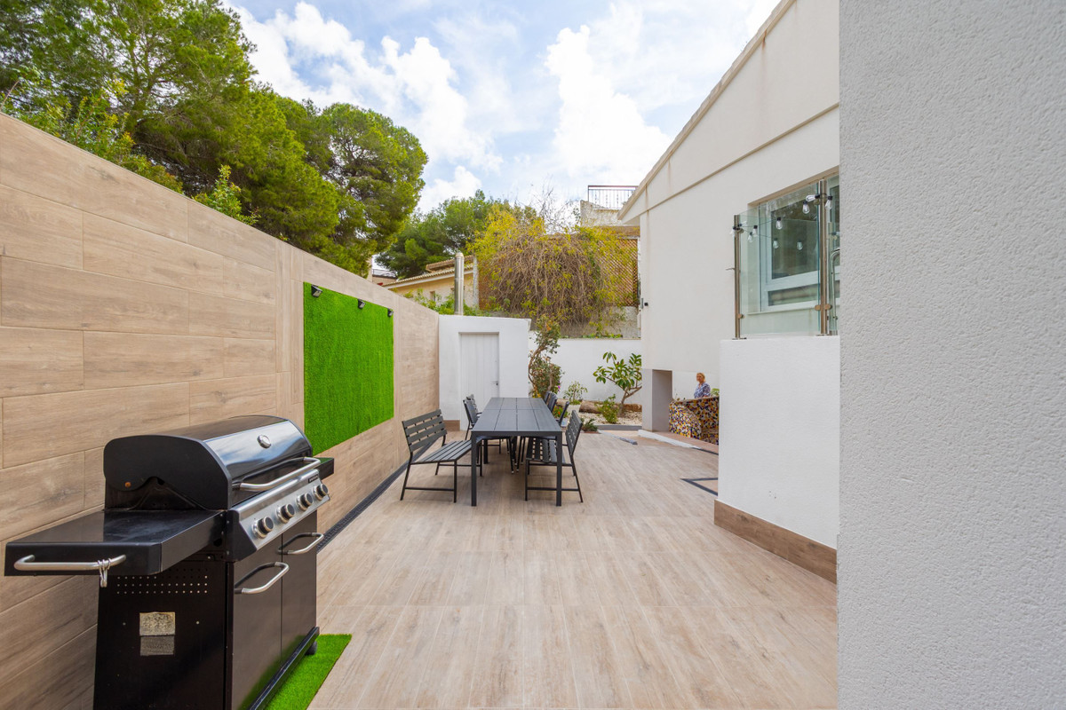For sale - 8 Bedroom 5 Bathroom House - Detached Villa in Orihuela - Campoamor  - Alicante
