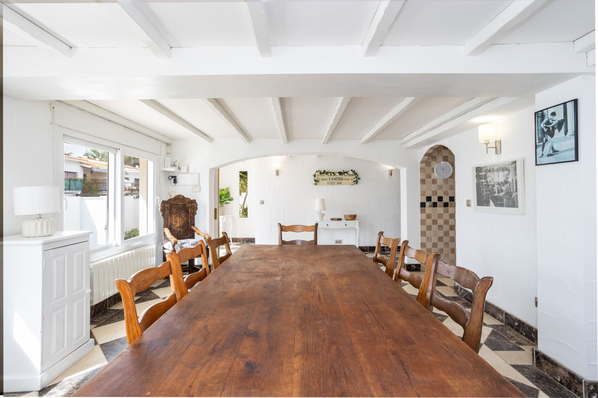 For sale - 8 Bedroom 5 Bathroom House - Detached Villa in Orihuela - Campoamor  - Alicante