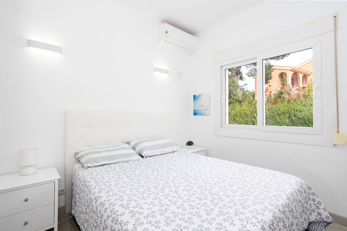 For sale - 8 Bedroom 5 Bathroom House - Detached Villa in Orihuela - Campoamor  - Alicante