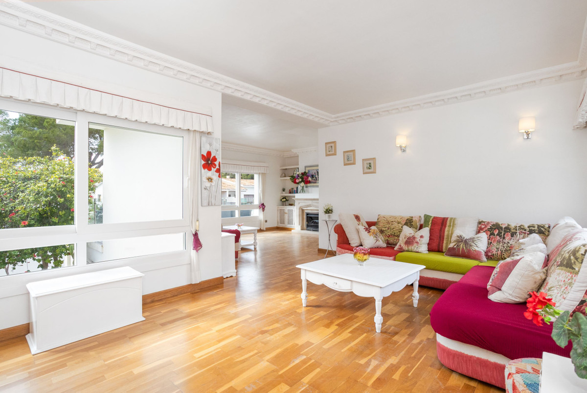 For sale - 8 Bedroom 5 Bathroom House - Detached Villa in Orihuela - Campoamor  - Alicante