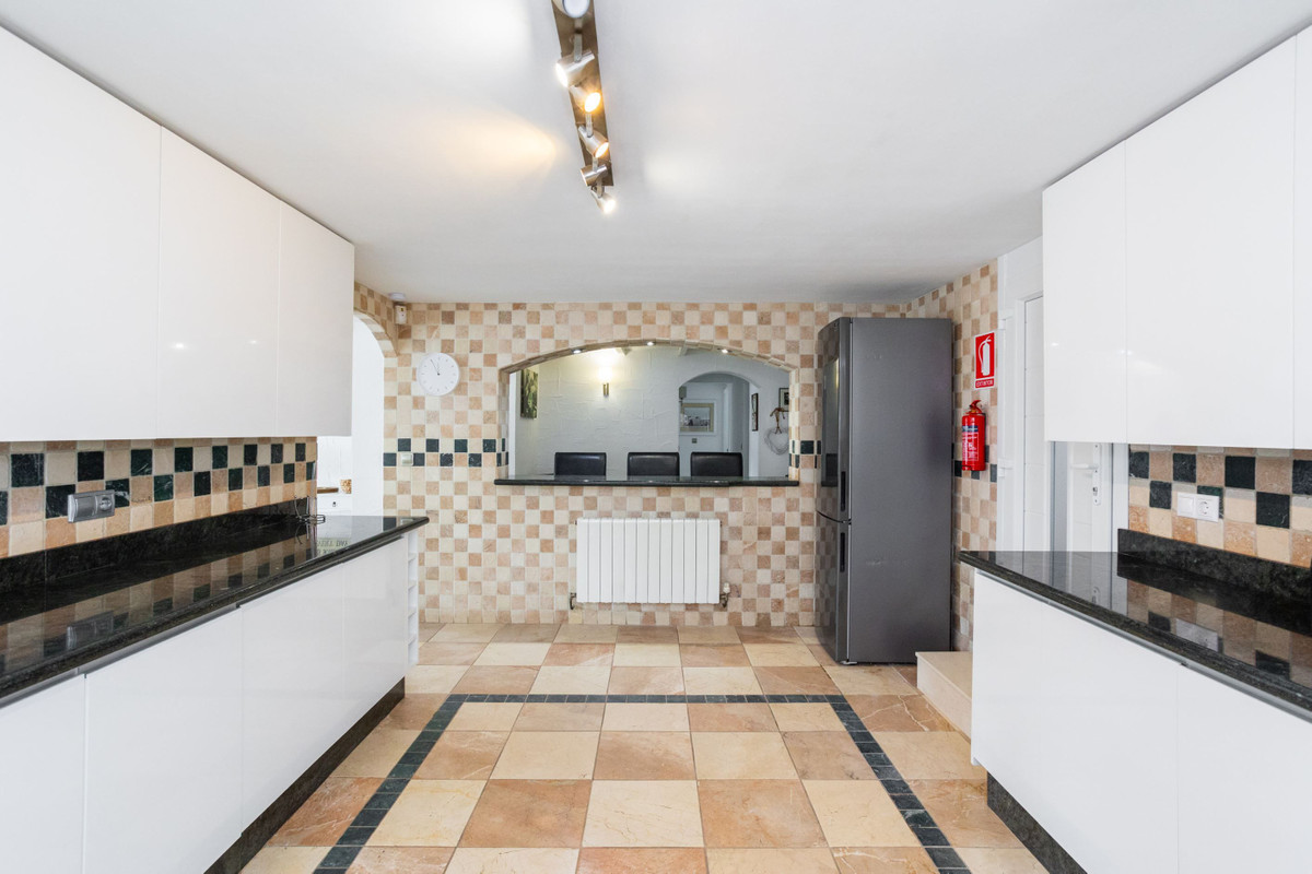For sale - 8 Bedroom 5 Bathroom House - Detached Villa in Orihuela - Campoamor  - Alicante