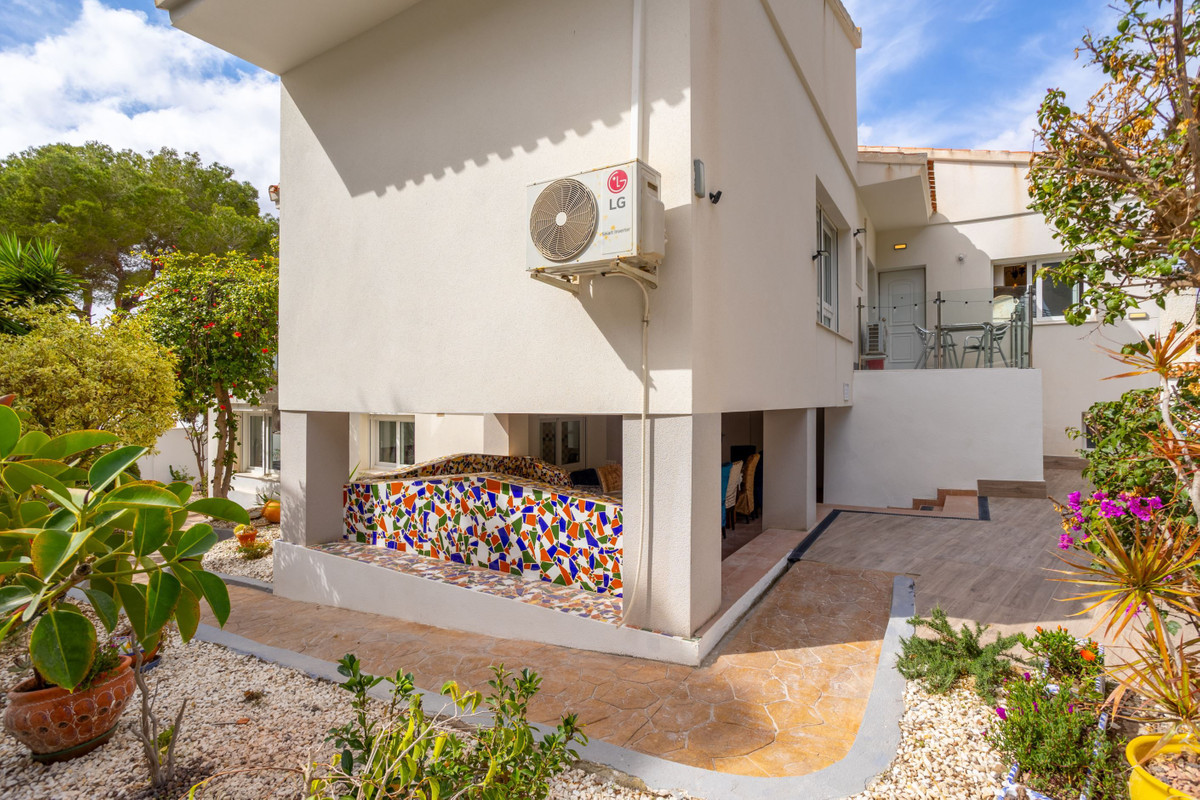 For sale - 8 Bedroom 5 Bathroom House - Detached Villa in Orihuela - Campoamor  - Alicante