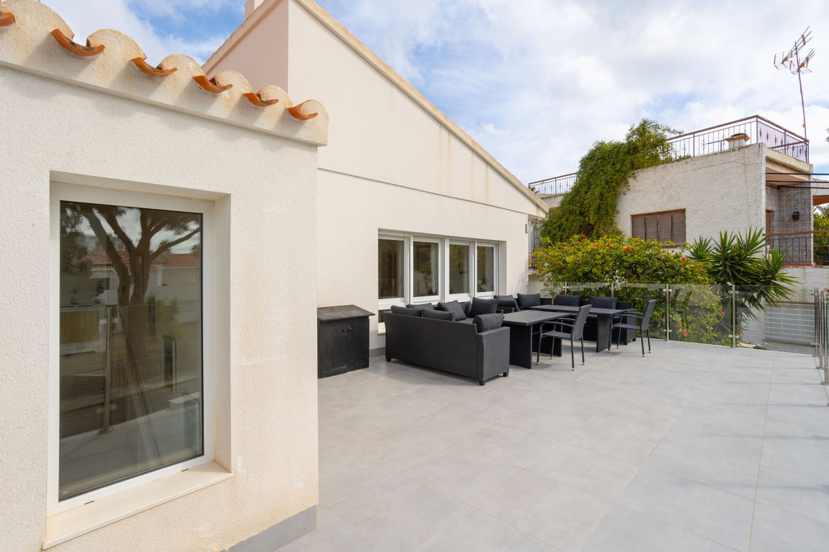 For sale - 8 Bedroom 5 Bathroom House - Detached Villa in Orihuela - Campoamor  - Alicante