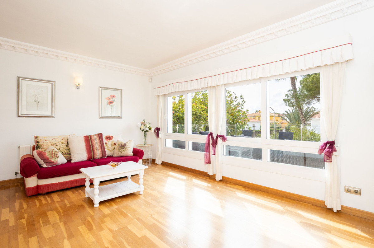 For sale - 8 Bedroom 5 Bathroom House - Detached Villa in Orihuela - Campoamor  - Alicante