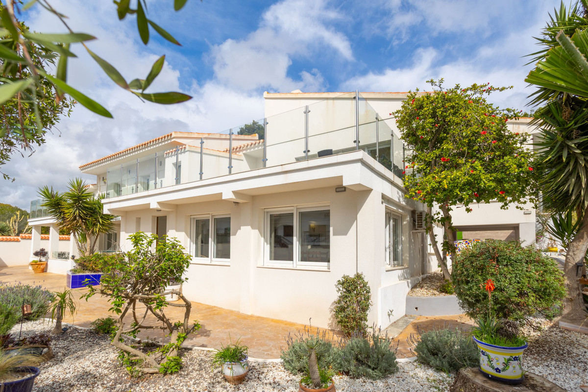 For sale - 8 Bedroom 5 Bathroom House - Detached Villa in Orihuela - Campoamor  - Alicante