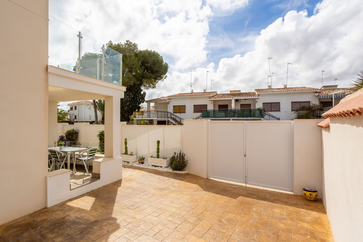 For sale - 8 Bedroom 5 Bathroom House - Detached Villa in Orihuela - Campoamor  - Alicante