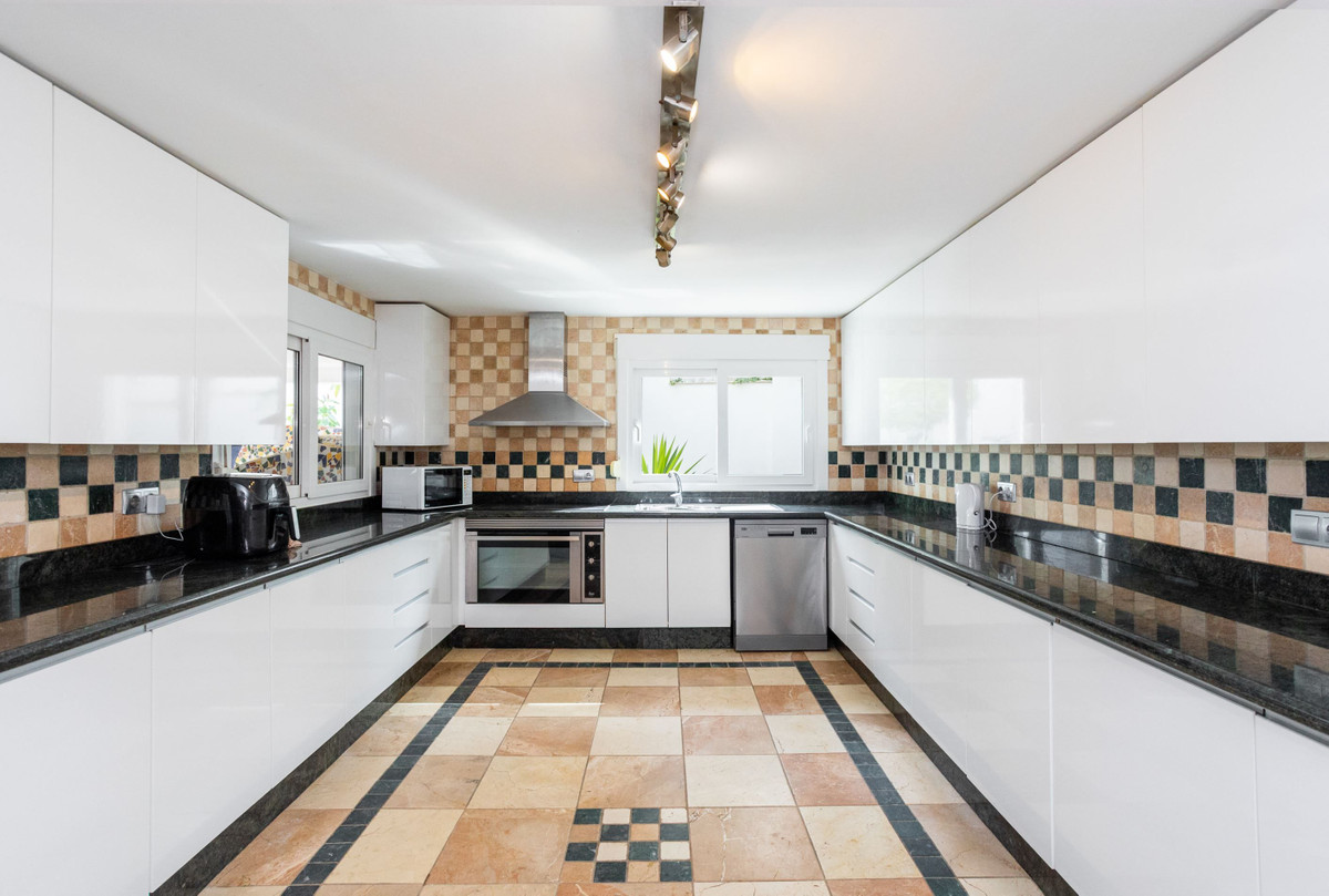For sale - 8 Bedroom 5 Bathroom House - Detached Villa in Orihuela - Campoamor  - Alicante