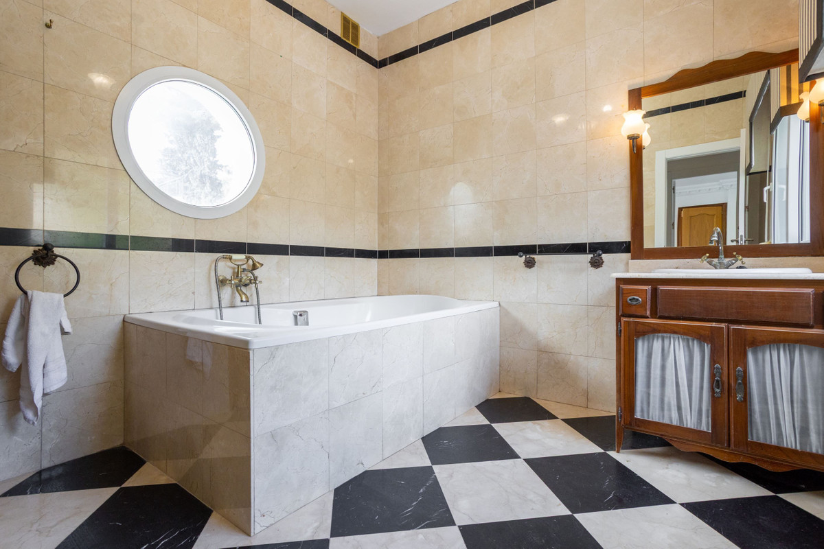 For sale - 8 Bedroom 5 Bathroom House - Detached Villa in Orihuela - Campoamor  - Alicante