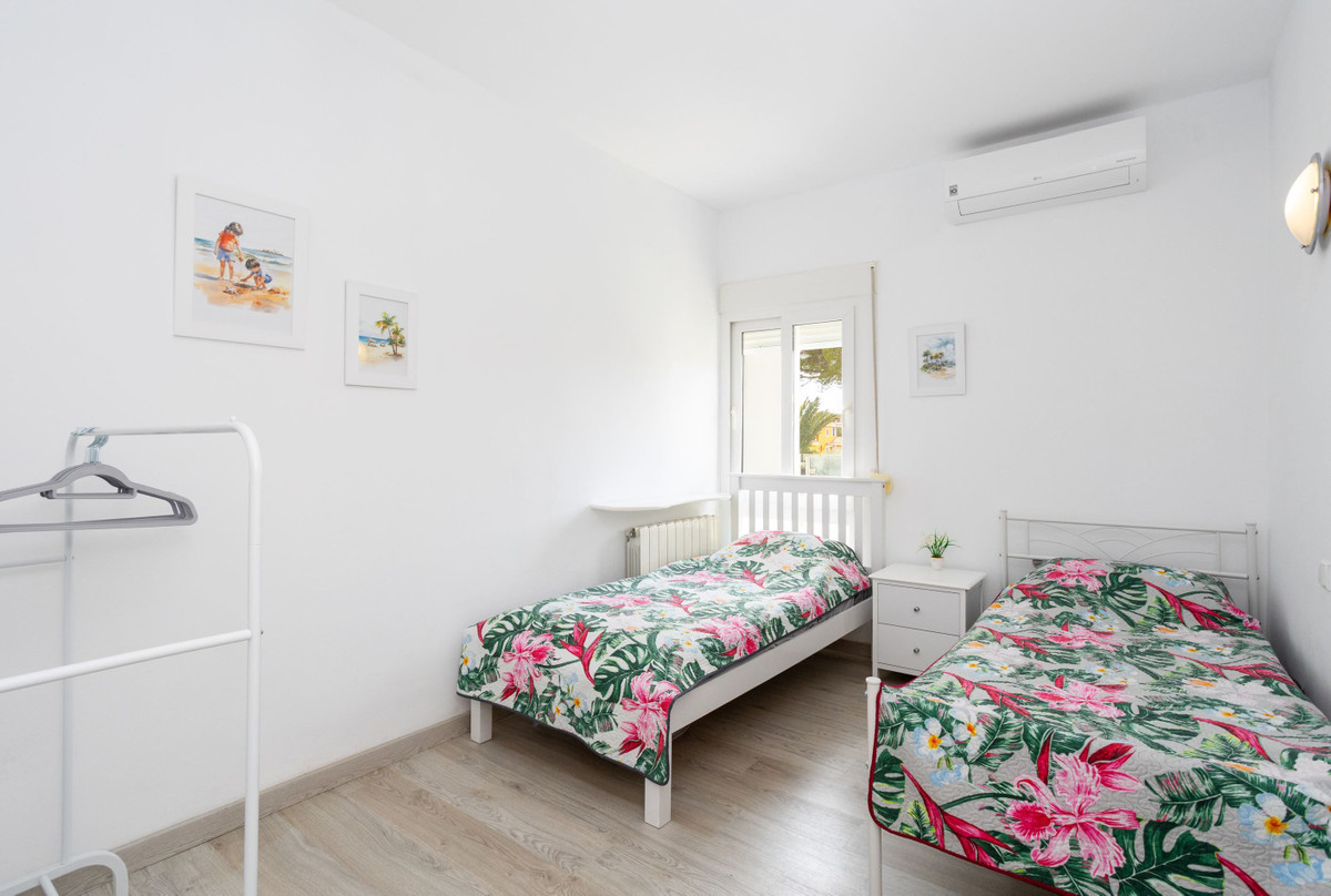 For sale - 8 Bedroom 5 Bathroom House - Detached Villa in Orihuela - Campoamor  - Alicante