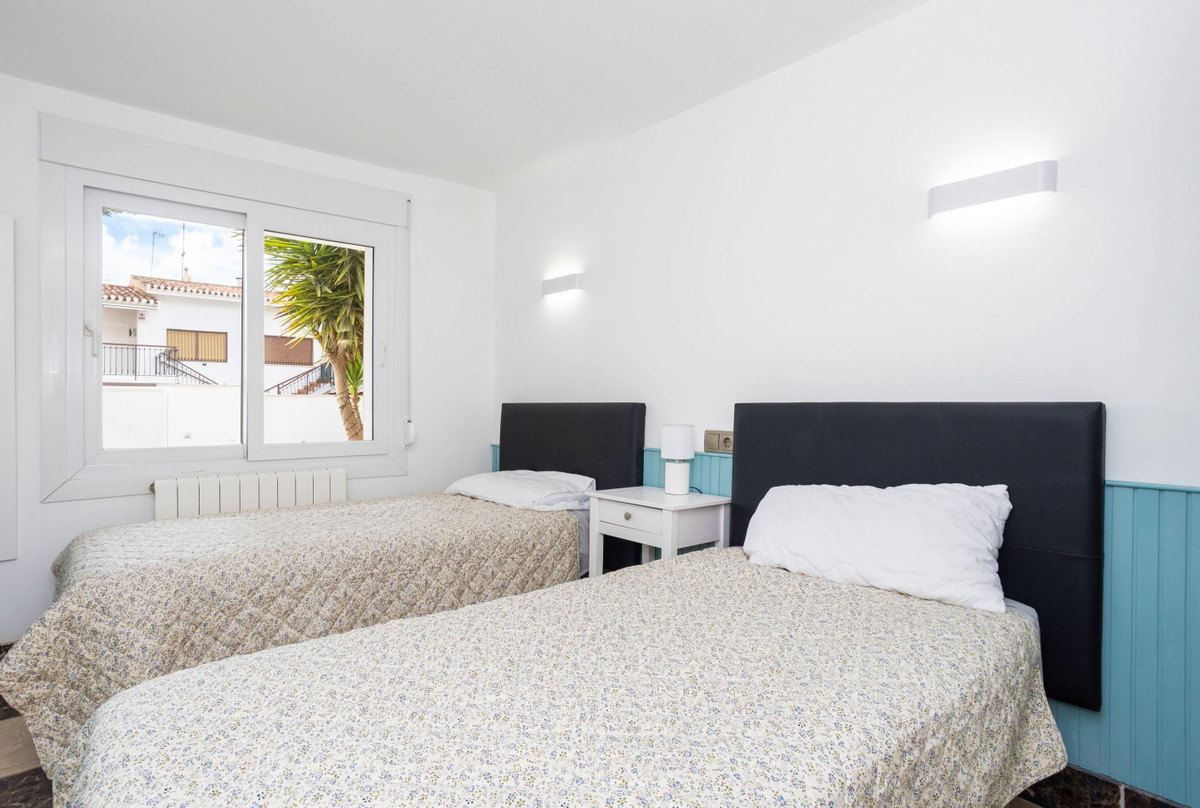 For sale - 8 Bedroom 5 Bathroom House - Detached Villa in Orihuela - Campoamor  - Alicante