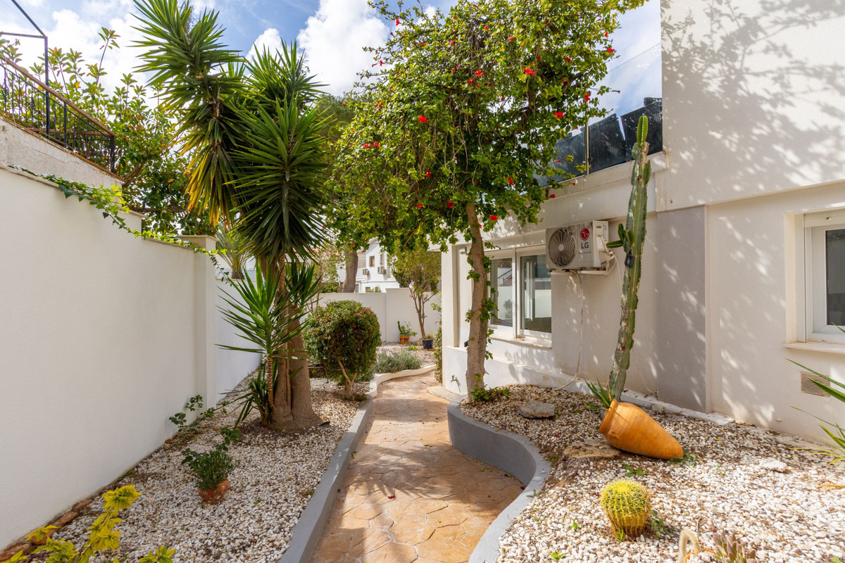 For sale - 8 Bedroom 5 Bathroom House - Detached Villa in Orihuela - Campoamor  - Alicante