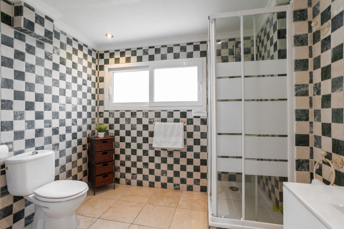 For sale - 8 Bedroom 5 Bathroom House - Detached Villa in Orihuela - Campoamor  - Alicante