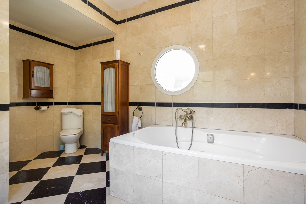For sale - 8 Bedroom 5 Bathroom House - Detached Villa in Orihuela - Campoamor  - Alicante