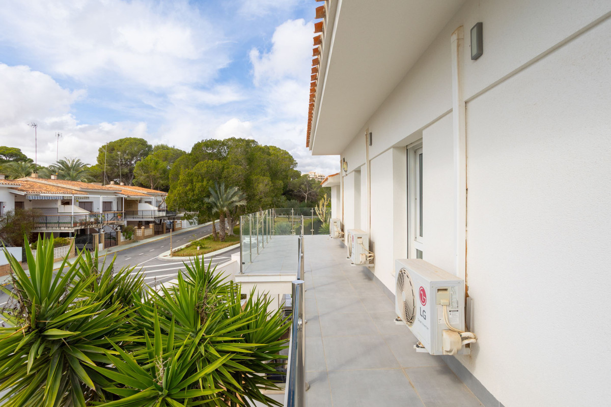 For sale - 8 Bedroom 5 Bathroom House - Detached Villa in Orihuela - Campoamor  - Alicante
