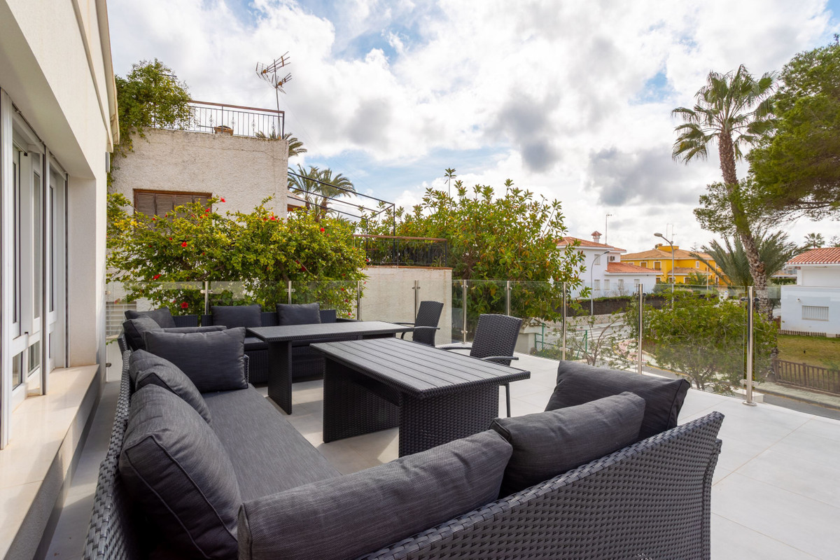 For sale - 8 Bedroom 5 Bathroom House - Detached Villa in Orihuela - Campoamor  - Alicante